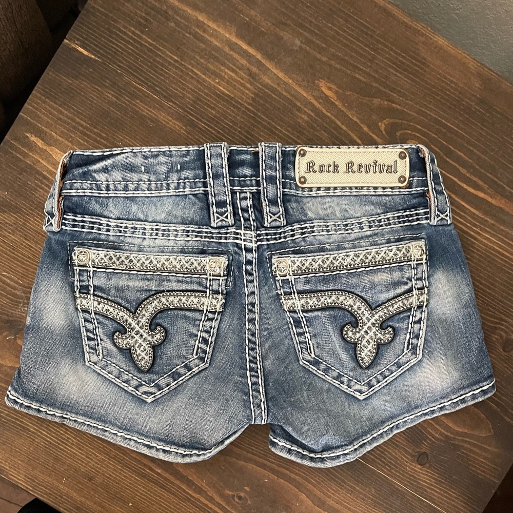 ✨ Rock Revival Shorts Sz 24 ✨